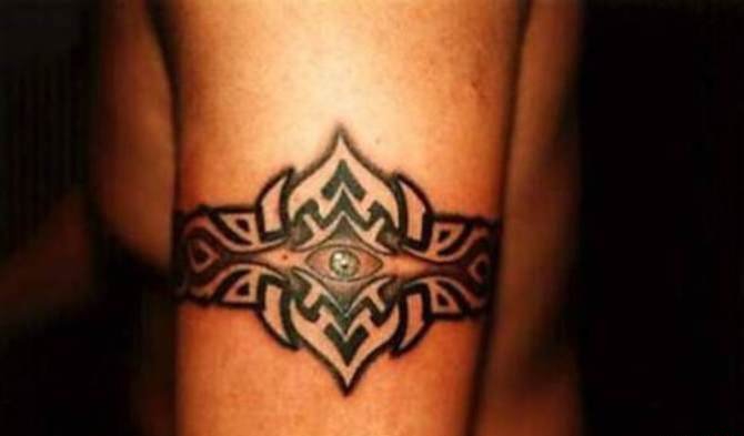 男子手臂上的黑色环形梵文纹身图案
