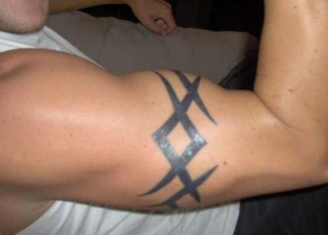 男子手臂上的黑色环形梵文纹身图案