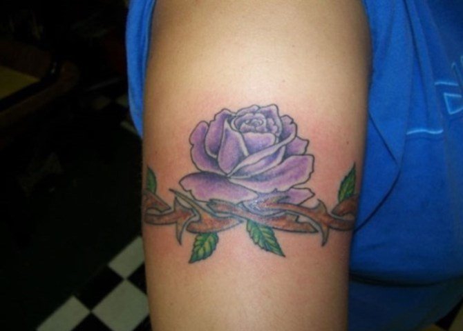 男子手臂上的黑色环形梵文纹身图案