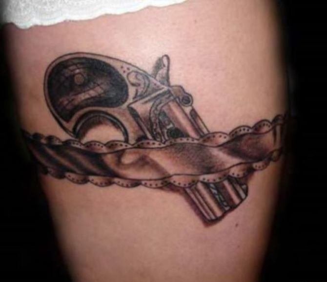 男子手臂上的黑色环形梵文纹身图案