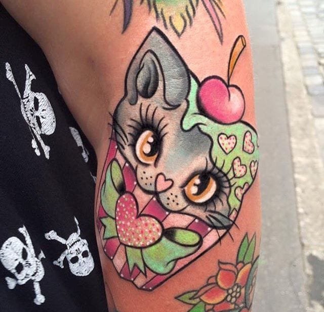 大腿上的花朵和聪明的恐龙小姐纹身图案