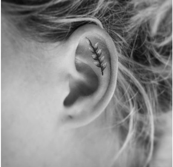 17款大胆的极简主义耳朵部位纹身图案