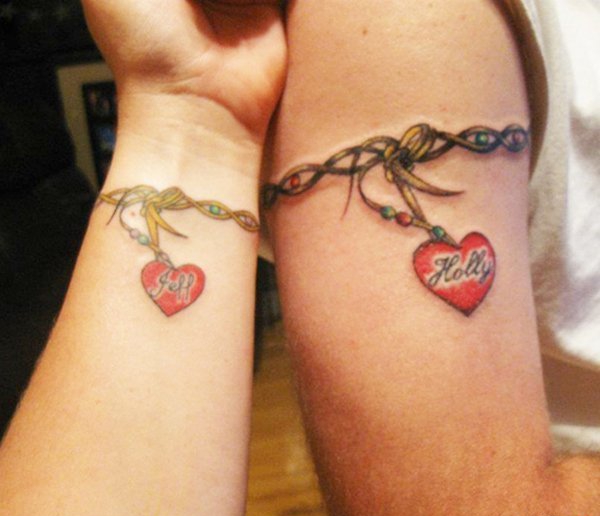 爱人之间手指上匹配的箭头图案纹身