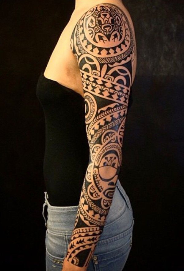 背部脊椎骨上的部落图腾纹身图案