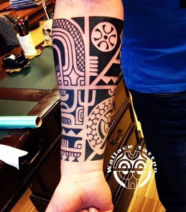 背部脊椎骨上的部落图腾纹身图案