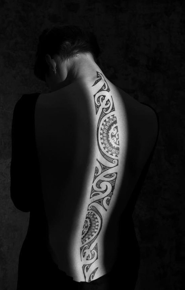 背部脊椎骨上的部落图腾纹身图案