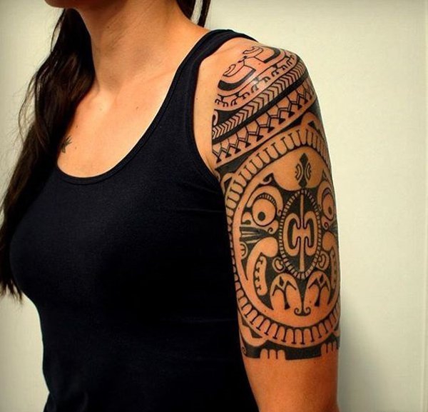 背部脊椎骨上的部落图腾纹身图案