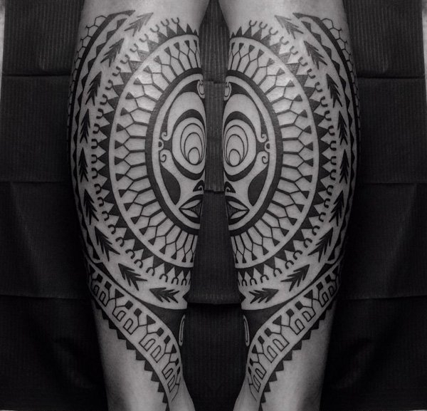 背部脊椎骨上的部落图腾纹身图案