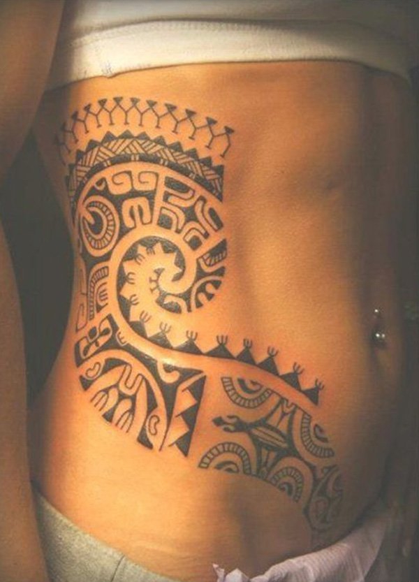 背部脊椎骨上的部落图腾纹身图案