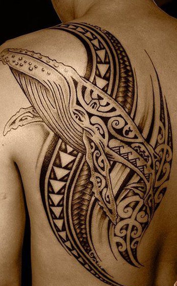 背部脊椎骨上的部落图腾纹身图案