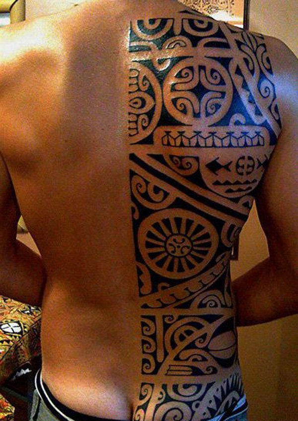 背部脊椎骨上的部落图腾纹身图案