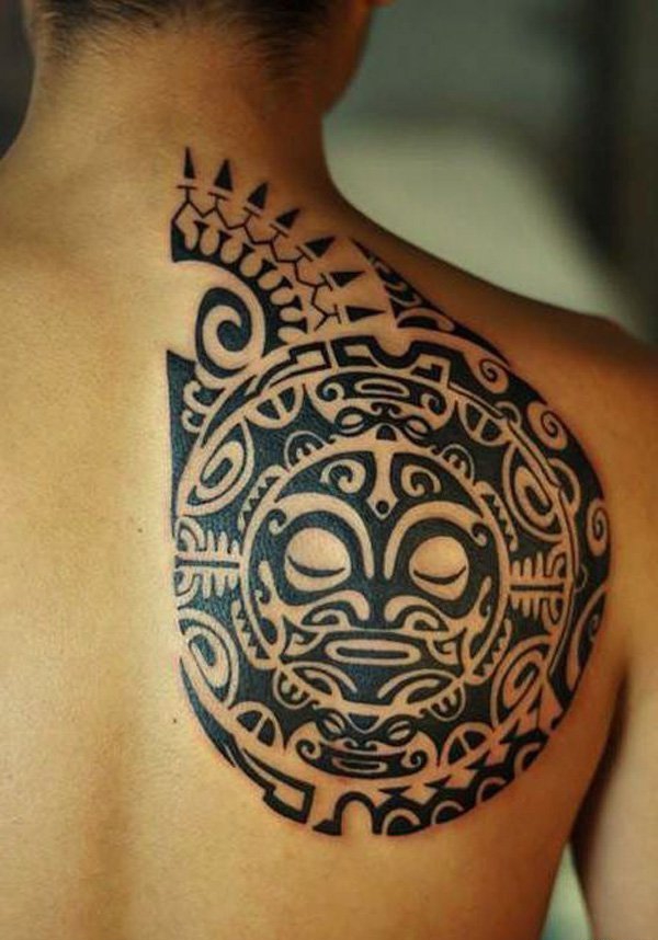 背部脊椎骨上的部落图腾纹身图案