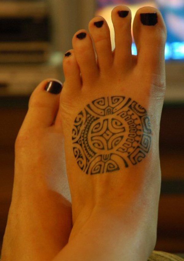 背部脊椎骨上的部落图腾纹身图案