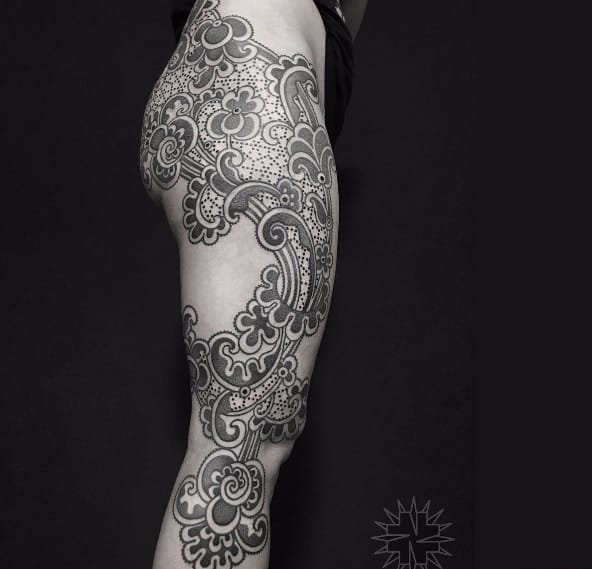 花臂膀男性右侧半身黑色几何图形纹身图案