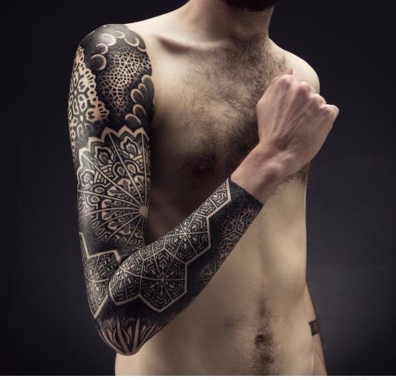 花臂膀男性右侧半身黑色几何图形纹身图案