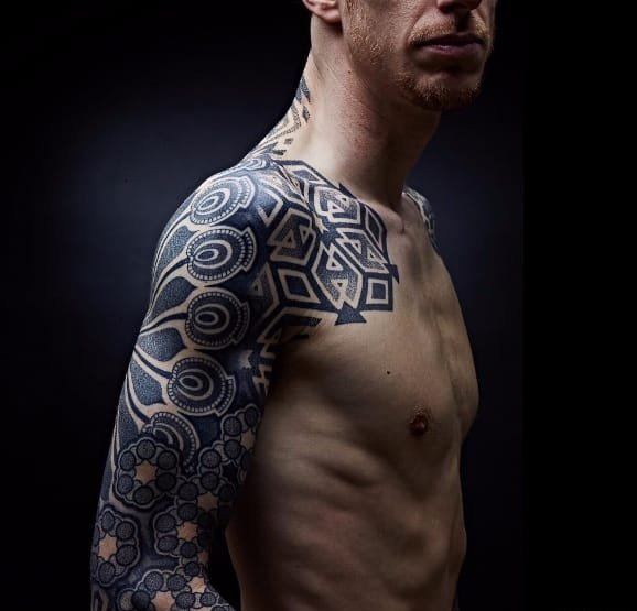 花臂膀男性右侧半身黑色几何图形纹身图案