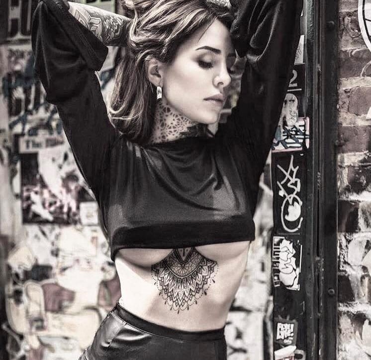 花臂膀男性右侧半身黑色几何图形纹身图案