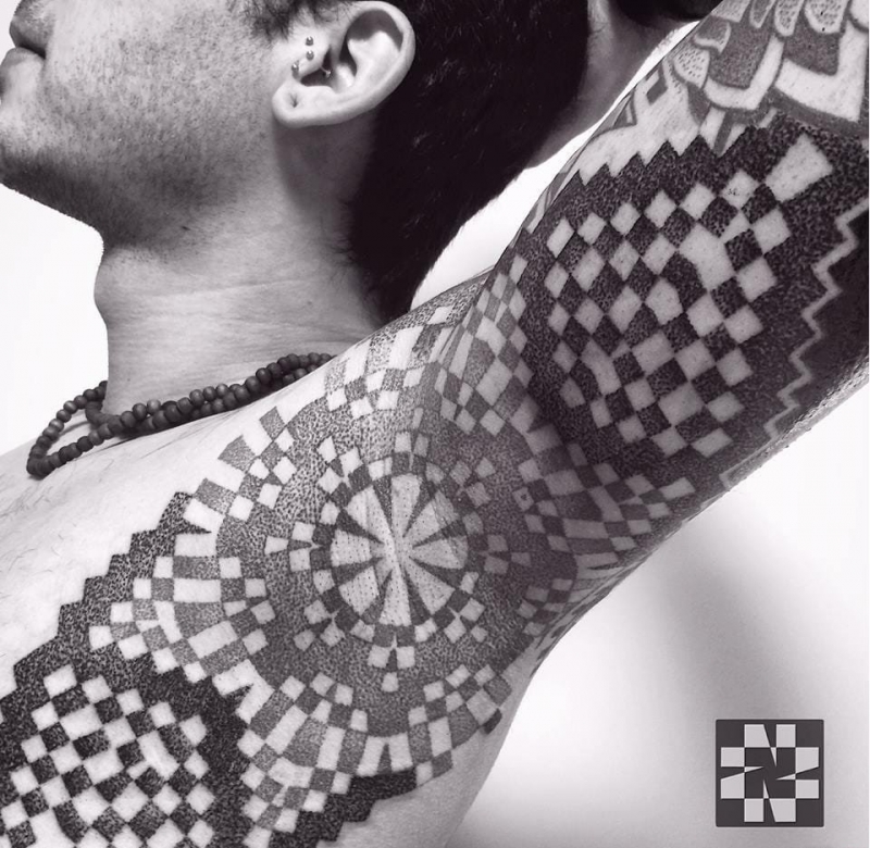 花臂膀男性右侧半身黑色几何图形纹身图案