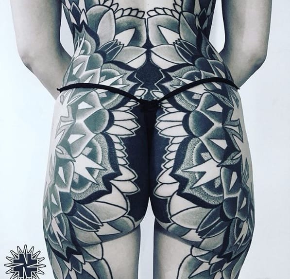 花臂膀男性右侧半身黑色几何图形纹身图案