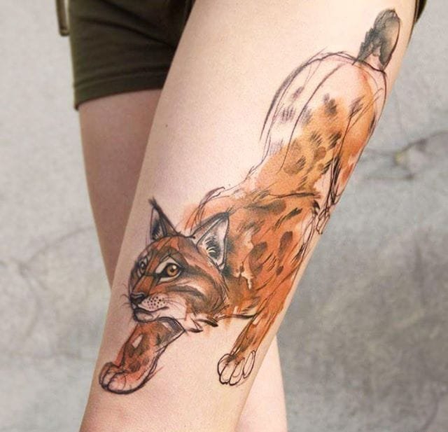 女性大腿上的哈利波特的灵感猫头鹰纹身图案