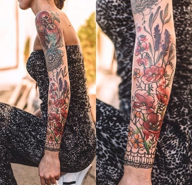 女性大腿上的哈利波特的灵感猫头鹰纹身图案