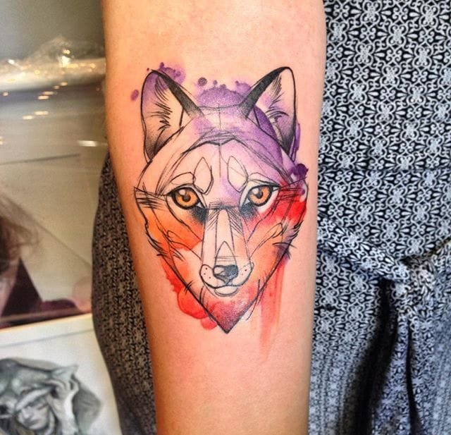 女性大腿上的哈利波特的灵感猫头鹰纹身图案