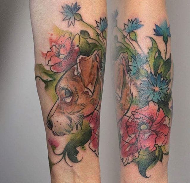 女性大腿上的哈利波特的灵感猫头鹰纹身图案