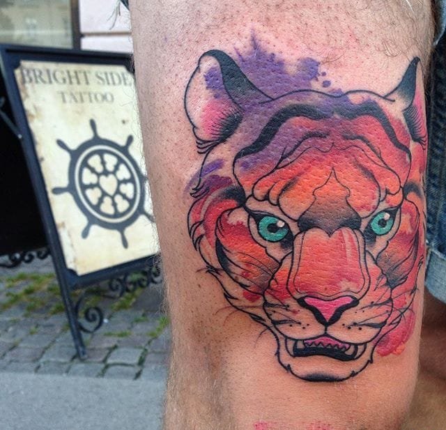 女性大腿上的哈利波特的灵感猫头鹰纹身图案