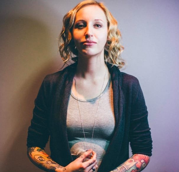 女性大腿上的哈利波特的灵感猫头鹰纹身图案