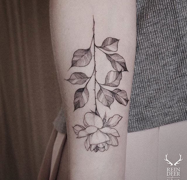 女性漂亮的黑色细线花卉纹身图案