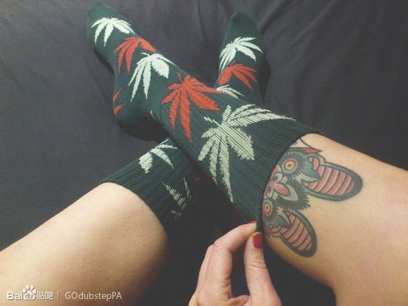 女性腿部个性的纹身图案