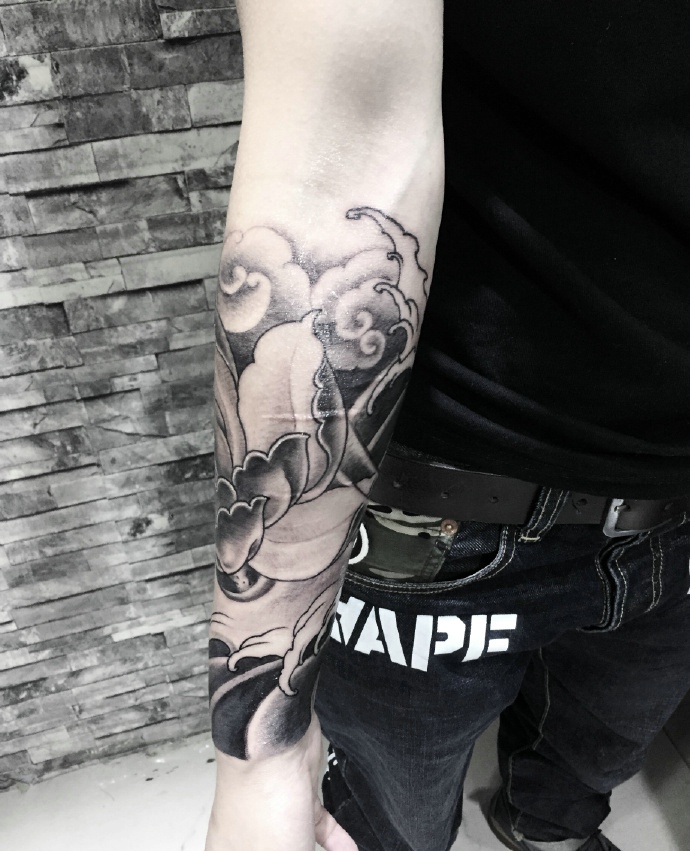 个性时尚的手臂黑灰图腾纹身图案