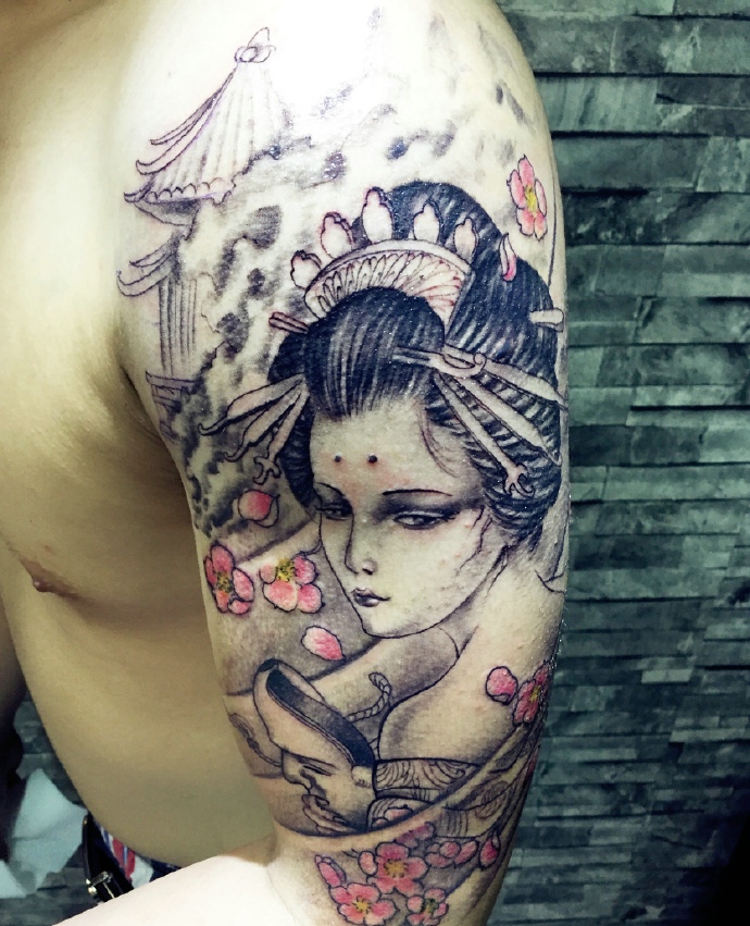 手臂一枚老传统花妓纹身图案