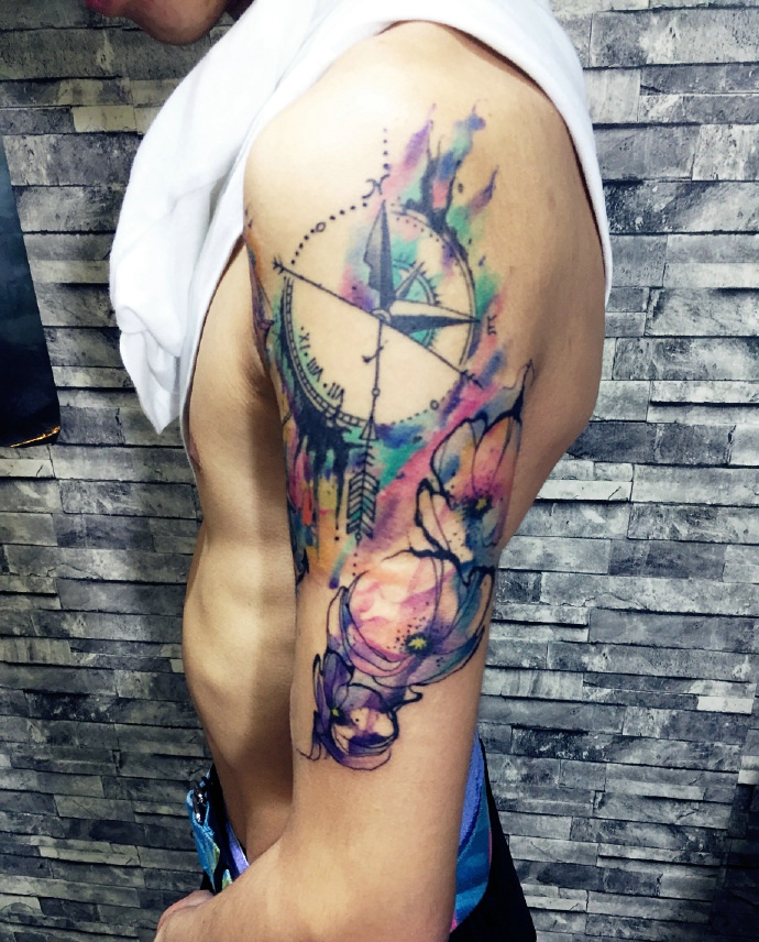 七色彩花臂欧美指南针纹身图案