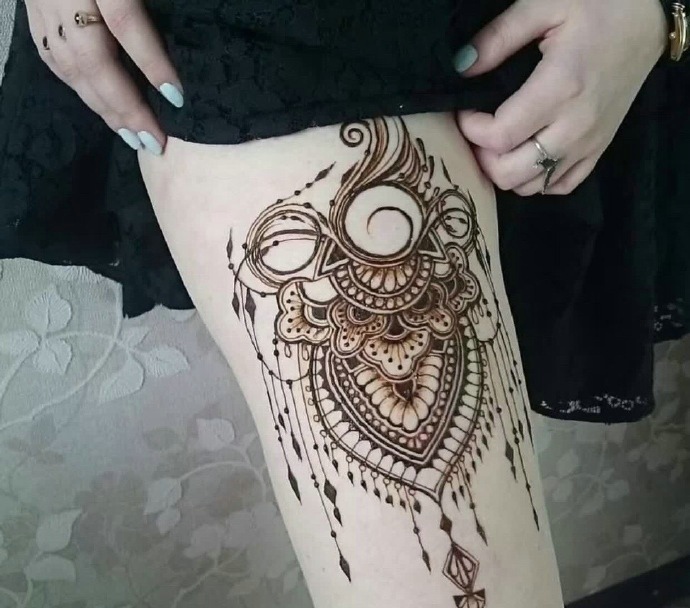 适合时髦女性的一组海娜纹身图案