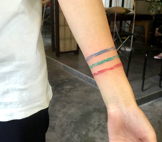 手腕三条不一样颜色的线条纹身图案