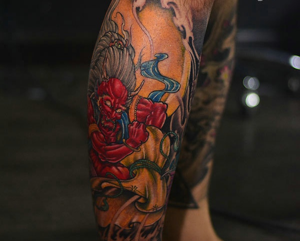 包小腿精彩丰富的彩色邪龙纹身图案