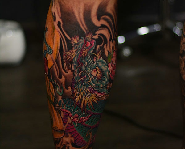 包小腿精彩丰富的彩色邪龙纹身图案