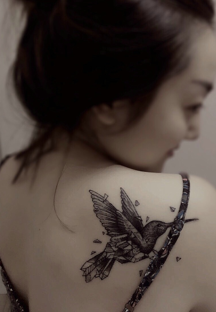 高颜值美女后背一只小鸟纹身图案
