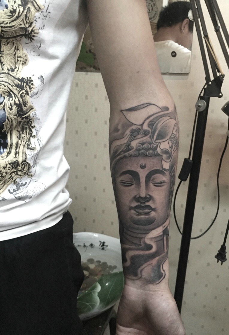 手臂老传统黑灰佛像纹身图案