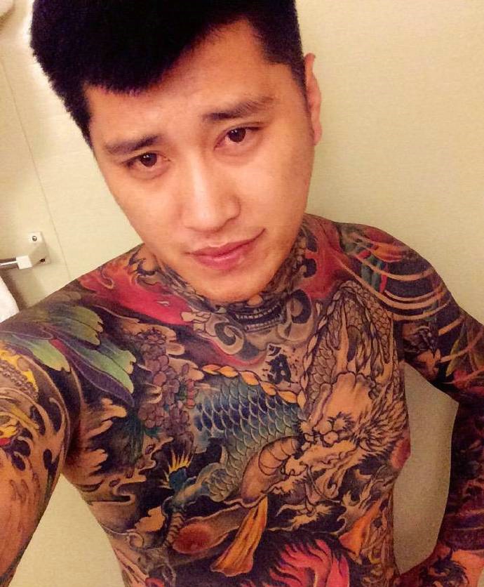 俊男满身狂野的彩色邪龙纹身图案