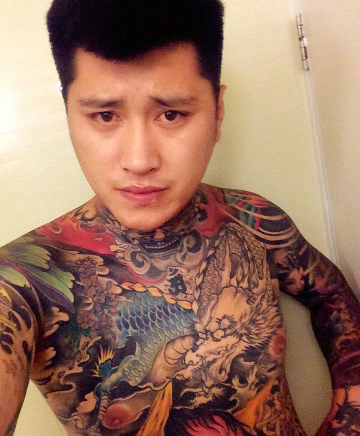 俊男满身狂野的彩色邪龙纹身图案