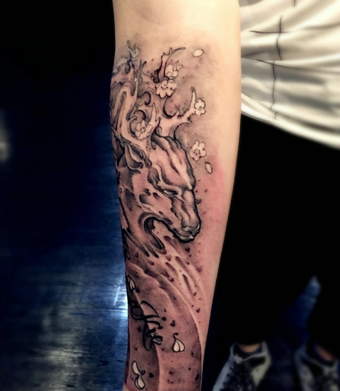 手臂千年苍鹿纹身图案很独特