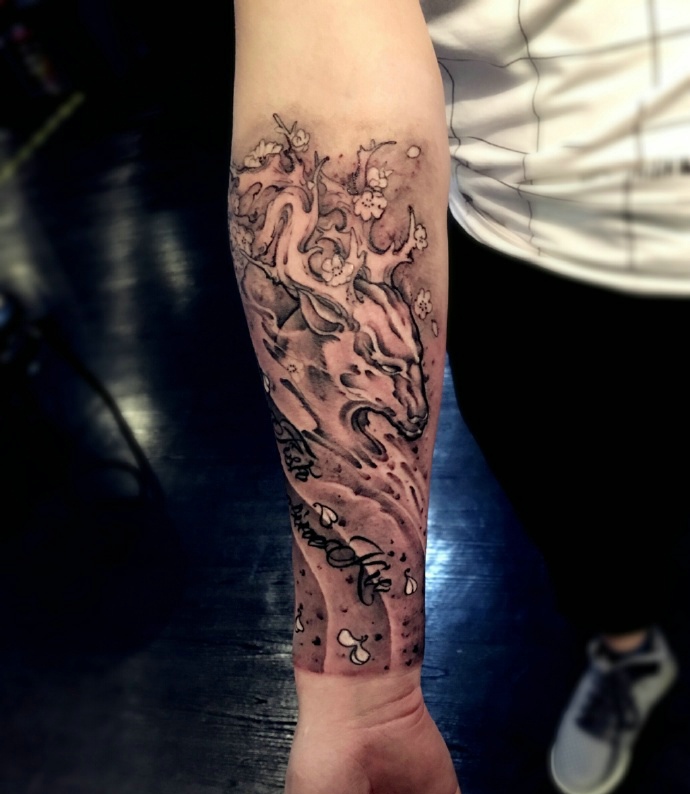 手臂千年苍鹿纹身图案很独特