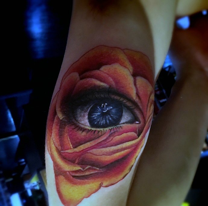 花瓣里的3d眼睛纹身图案耀眼光芒