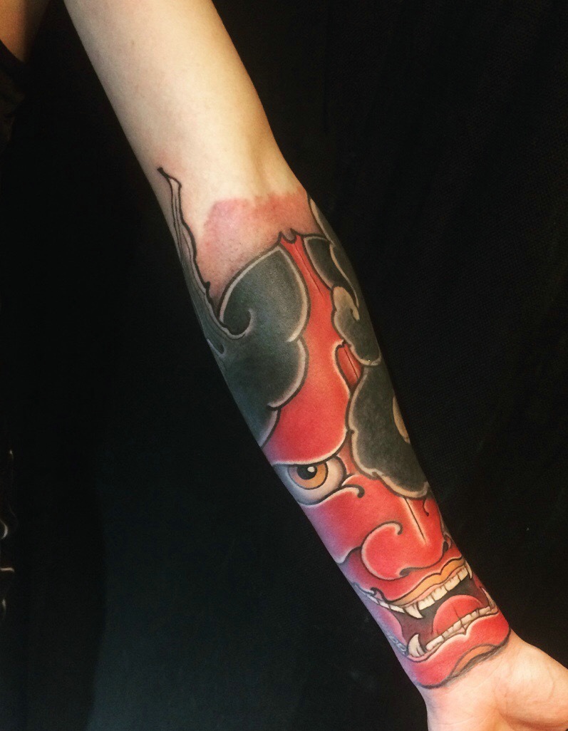 手臂下方的日式彩色红般若纹身图案