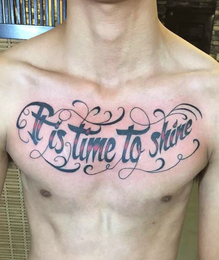 男士胸前有弧度的花体英文纹身刺青