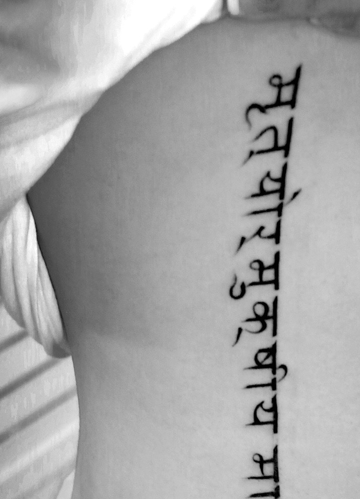 腰部上的梵文纹身图案非常好看