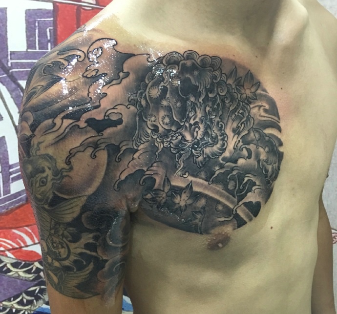 鲤鱼与唐狮结合的半甲纹身图案