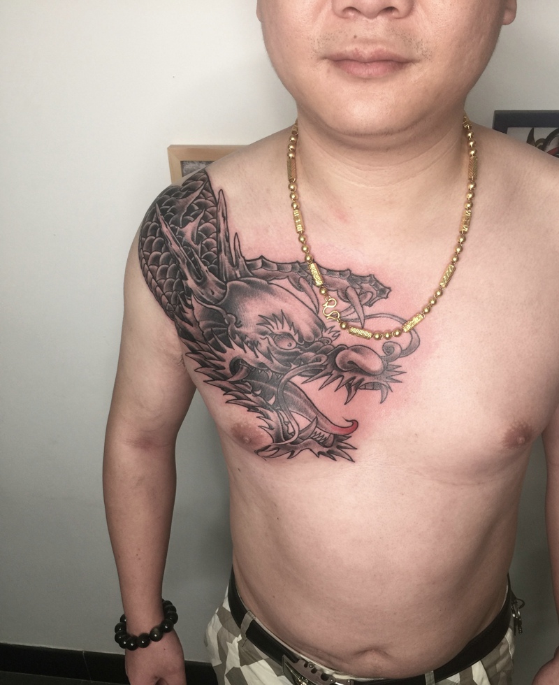 过肩邪龙纹身图案很有魅力